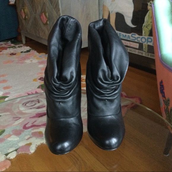 Charles David Ruched Leather Booties 6.5 - Picture 2 of 5